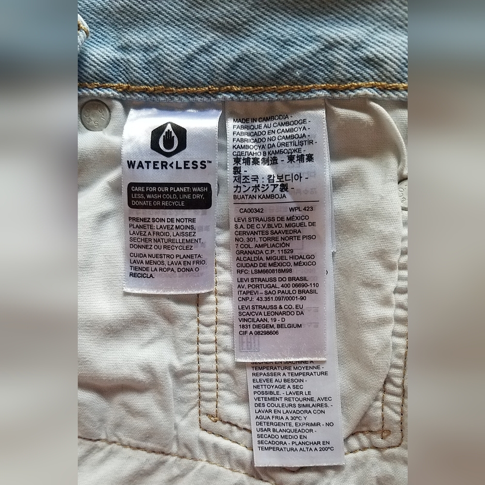 Women's Levi's Original 501 Buttonfly Shorts - Picture 3 of 8